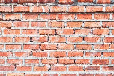 Çatlak kiremitler ve çimentoyla tuğla duvar dokusu. Klasik tuğla duvar yüzey arkaplanı