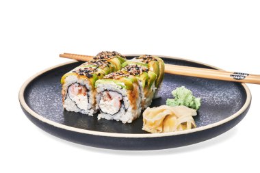  Beyaz arka planda izole edilmiş karides ve peynir kremalı uramaki suşisi tabağı.