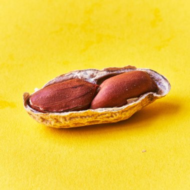  Sarı arka planda fıstıklı orta fıstık kabuğu