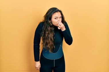 Genç İspanyol kız dalgıç neoprene üniforması giyiyor. Kokuşmuş ve iğrenç bir koku alıyor. Dayanılmaz bir koku. Kötü kokuyor. 