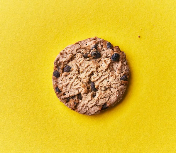  Sarı arka planda lezzetli çikolatalı kurabiye.