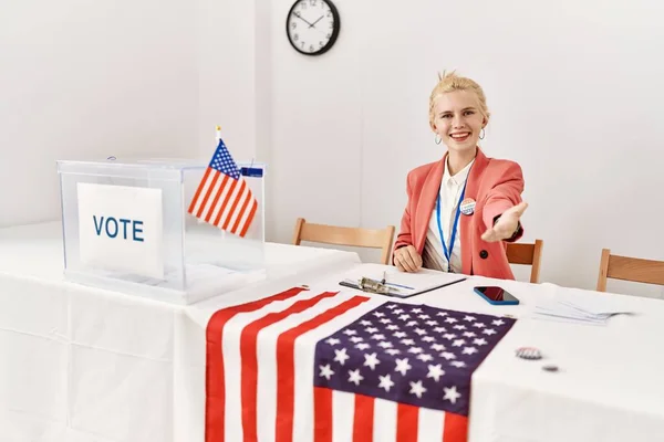 Vacker Kaukasisk Kvinna Som Arbetar Politisk Kampanj Ler Vänligt Erbjuder — Stockfoto