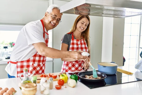 Casal Hispânico Meia Idade Sorrindo Cozinha Feliz Cozinha — Fotografia de Stock