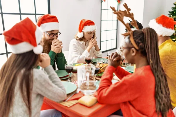 Gruppo Giovani Che Festeggiano Natale Pregando Cibo Seduti Tavola Casa — Foto Stock