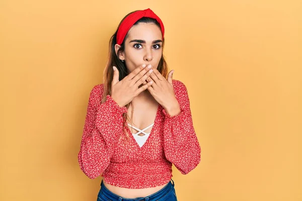 Gündelik Kıyafetler Giyen Genç Spanyol Kız Yanlışlıkla Elleri Ile Ağzını — Stok fotoğraf