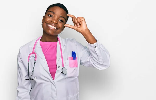 Young African American Woman Wearing Doctor Uniform Stethoscope Smiling Confident — Stock Photo, Image