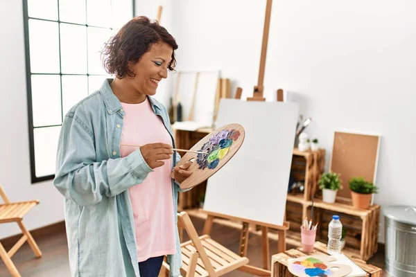 Mulher Artista Hispânico Meia Idade Sorrindo Desenho Feliz Estúdio Arte — Fotografia de Stock