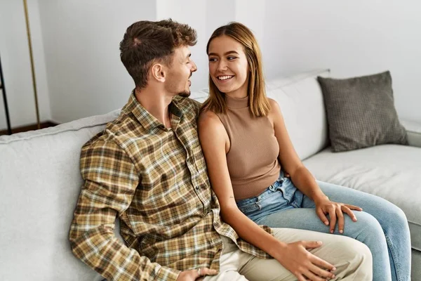 Jong Hispanic Paar Glimlachen Gelukkig Knuffelen Zitten Bank Thuis — Stockfoto