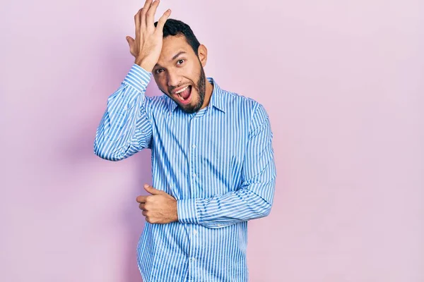 Hispanischer Mann Mit Bart Lässigem Blauem Hemd Überrascht Mit Hand — Stockfoto