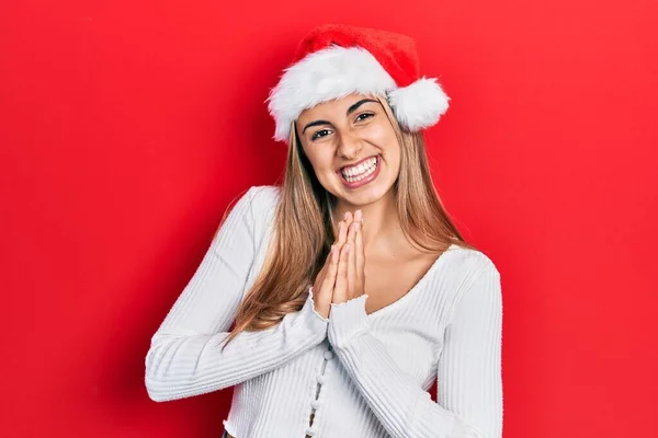 Hermosa Mujer Hispana Con Sombrero Navidad Rezando Con Las Manos — Foto de Stock