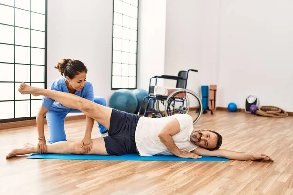 Mann Und Frau Mittleren Alters Konzentrieren Sich Bei Reha Stretching — Stockfoto