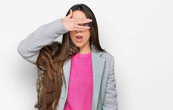 Jong Spaans Meisje Draagt Zakelijke Kleding Gluren Shock Bedekken Gezicht — Stockfoto