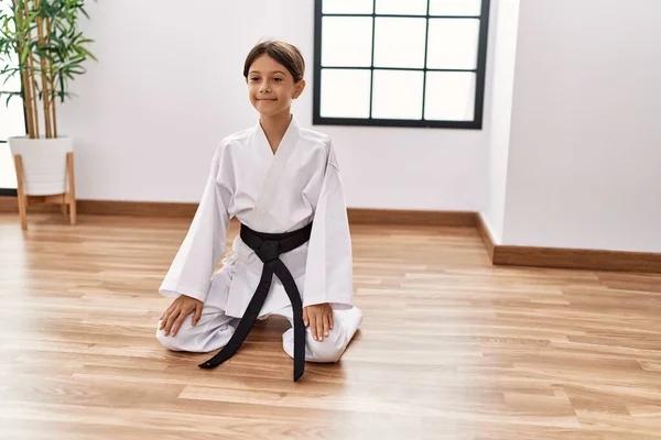 Joven Chica Hispana Haciendo Artes Marciales Estudio Entrenamiento — Foto de Stock