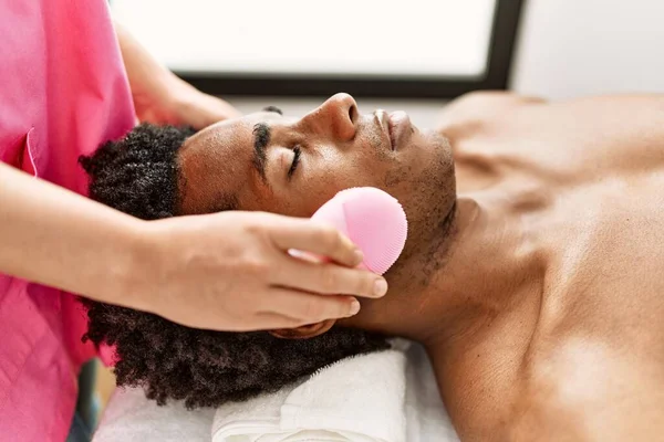 Young African American Man Having Skin Face Treatment Beauty Center — Foto Stock
