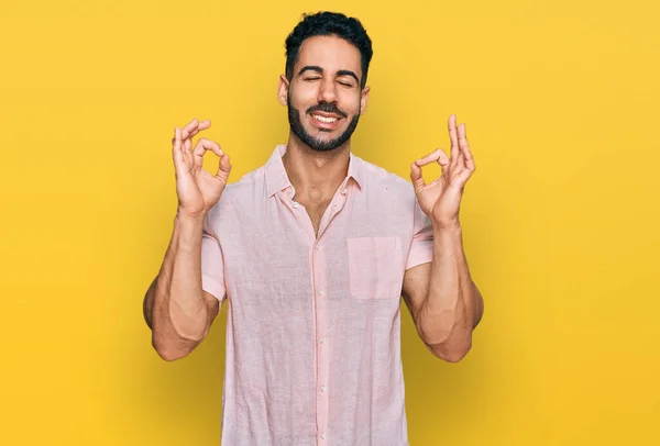 Hispanischer Mann Mit Bart Trägt Lässiges Hemd Und Lächelt Mit — Stockfoto