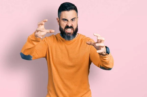 Hispanic Man Beard Wearing Casual Winter Sweater Shouting Frustrated Rage — ストック写真