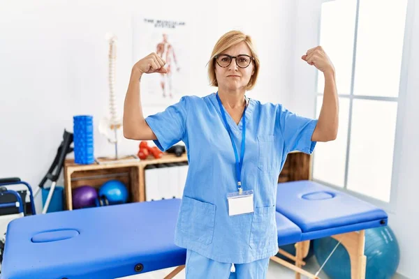 Medelålders Blond Kvinna Som Arbetar Smärta Återhämtning Klinik Visar Armar — Stockfoto