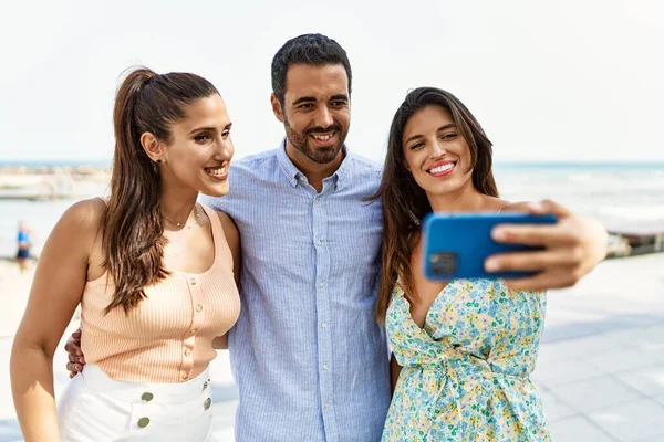 Tre Giovani Amici Ispanici Sorridenti Felici Fanno Selfie Dallo Smartphone — Foto Stock