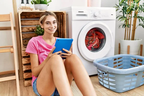 Mujer Joven Caucásica Usando Touchpad Esperando Lavadora Sala Lavandería — Foto de Stock