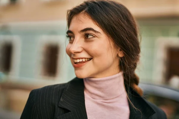 Młoda Piękna Bizneswoman Uśmiechnięta Szczęśliwa Stojąc Mieście — Zdjęcie stockowe