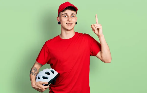 Menino Caucasiano Jovem Com Dilatação Dos Ouvidos Usando Uniforme Entrega — Fotografia de Stock
