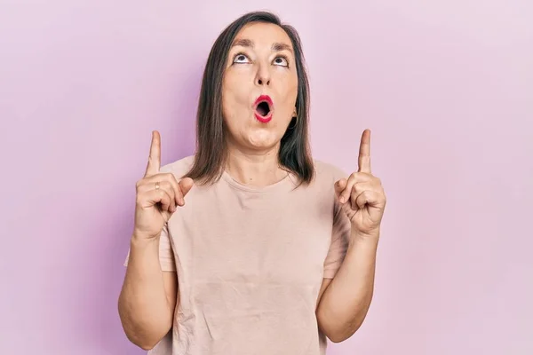 Middelbare Leeftijd Spaanse Vrouw Het Dragen Van Casual Kleding Verbaasd — Stockfoto