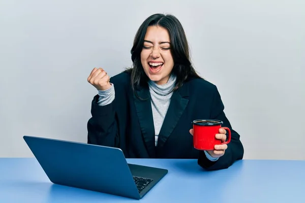 Beautiful Hispanic Business Woman Working Office Drinking Cup Coffee Screaming — Stock Photo, Image