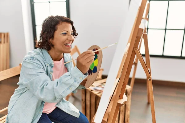 Mulher Artista Hispânico Meia Idade Sorrindo Desenho Feliz Estúdio Arte — Fotografia de Stock