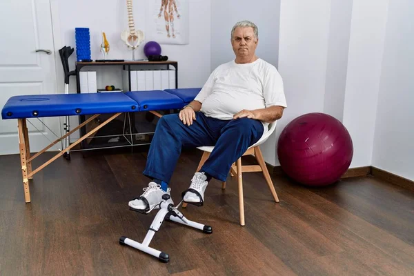 Homem Caucasiano Sênior Clínica Fisioterapia Usando Pedal Exercitador Relaxado Com — Fotografia de Stock