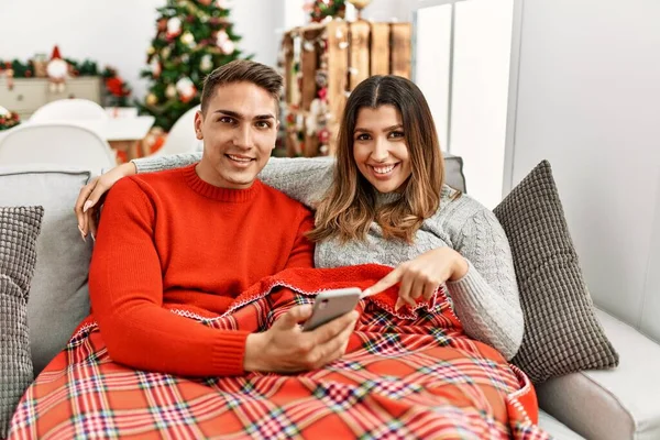 Junges Hispanisches Paar Sitzt Weihnachten Auf Dem Sofa Und Lächelt — Stockfoto