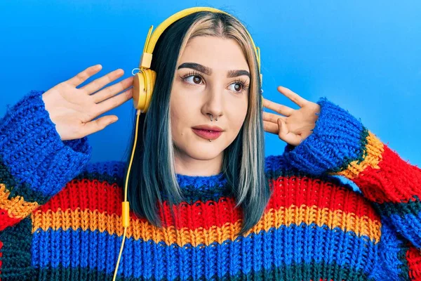 Jovem Garota Moderna Ouvindo Música Usando Fones Ouvido Sorrindo Olhando — Fotografia de Stock