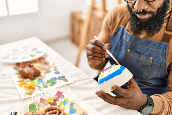 若いアフリカ系アメリカ人アーティストの男性は アートスタジオでセラミックを描く — ストック写真
