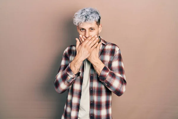 Young Hispanic Man Modern Dyed Hair Wearing Casual Shirt Shocked — Stockfoto