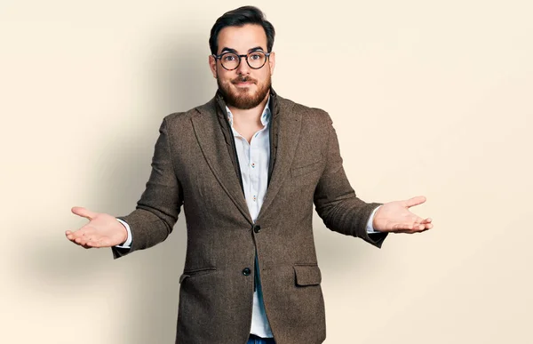 Fiatal Spanyol Férfi Üzleti Kabátban Szemüvegben Tanácstalan Zavaros Arckifejezéssel Felemelt — Stock Fotó