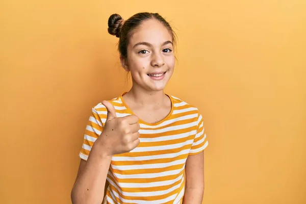 Schöne Brünette Kleine Mädchen Lässig Gestreiftem Shirt Macht Glückliche Daumen — Stockfoto