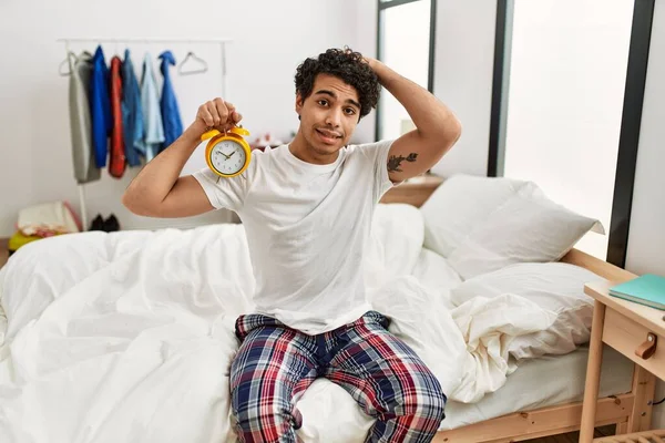 Yatak Odasında Oturan Spanyol Asıllı Genç Adam Gergin Hayal Kırıklığına — Stok fotoğraf