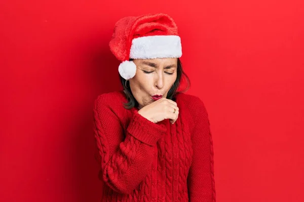Mulher Hispânica Meia Idade Usando Chapéu Natal Sentindo Mal Tosse — Fotografia de Stock