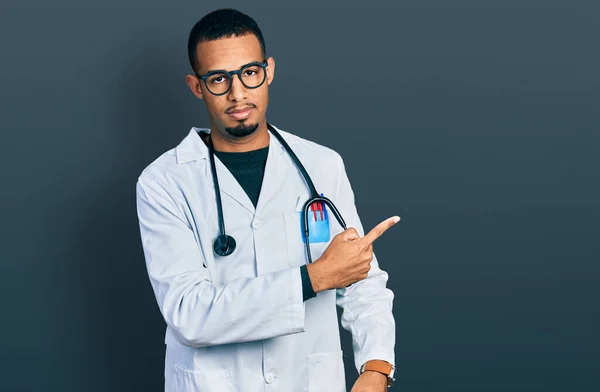 Joven Hombre Afroamericano Vistiendo Uniforme Médico Estetoscopio Señalando Con Dedo — Foto de Stock