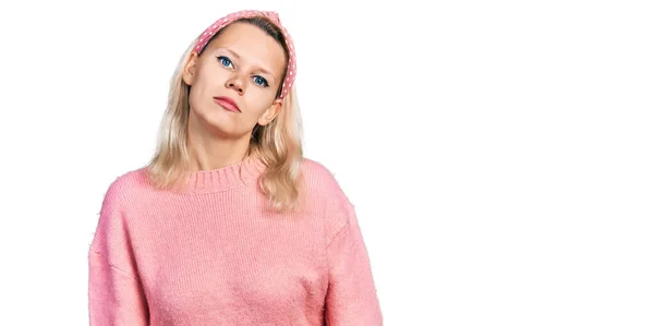 Jonge Blanke Vrouw Draagt Casual Kleding Ontspannen Met Serieuze Uitdrukking — Stockfoto