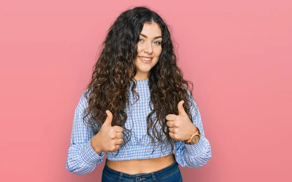 Junge Hispanische Mädchen Lässiger Kleidung Erfolgszeichen Tun Positive Geste Mit — Stockfoto