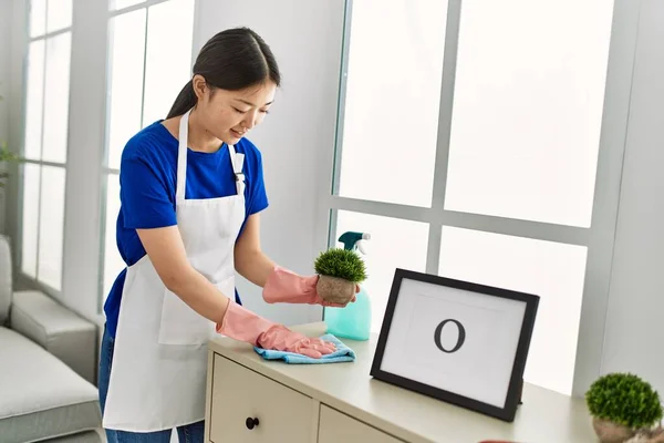 Young Chinese Housewife Cleaning Table Using Diffuser Rag Home — Stock Photo, Image