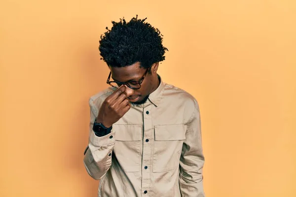 Hombre Afroamericano Joven Usando Ropa Casual Gafas Cansadas Frotando Nariz — Foto de Stock