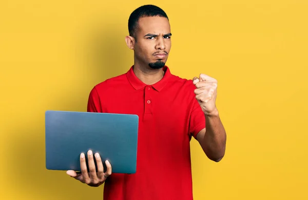 Mladý Africký Američan Pracující Počítačem Notebookem Rozzlobený Frustrovaný Křičí Vztekem — Stock fotografie