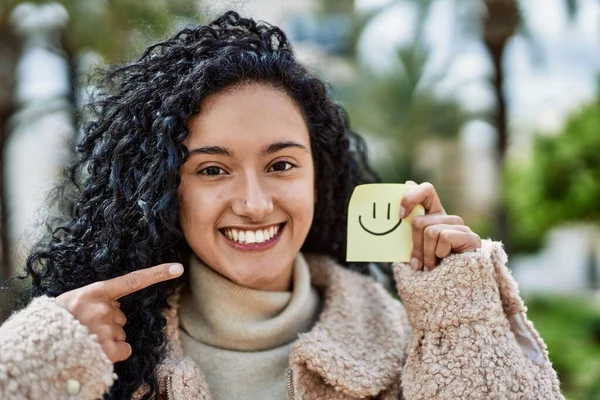 Young Hispanic Woman Smiling Confident Holding Smile Reminder Park — Foto Stock