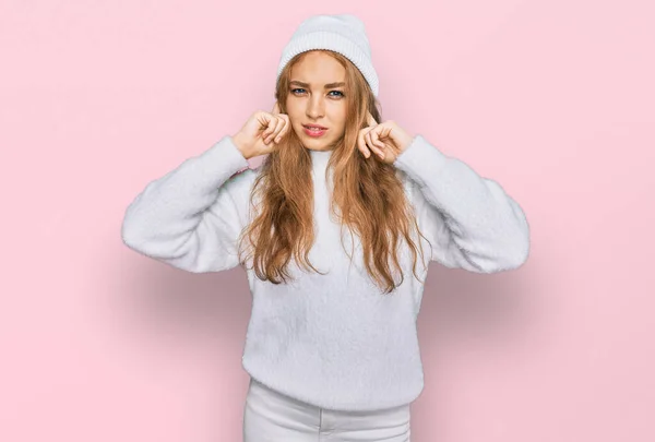 Junge Kaukasische Mädchen Wollpullover Und Wintermütze Die Die Ohren Mit — Stockfoto