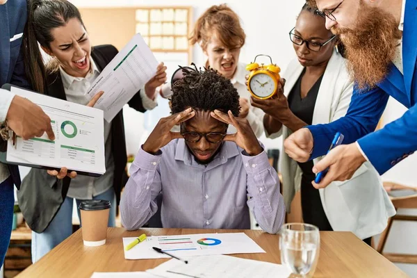 Grupo Empresários Gritando Para Parceiro Estressado Escritório — Fotografia de Stock