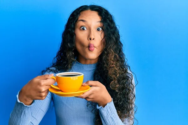 Mujer Latina Joven Sosteniendo Café Haciendo Cara Pescado Con Boca — Foto de Stock