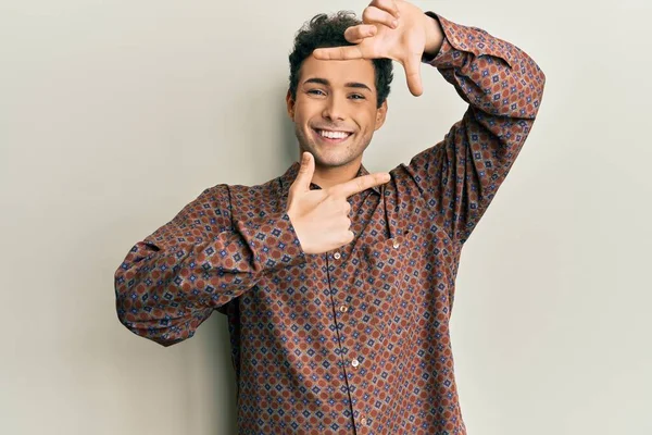 Hombre Hispano Guapo Usando Ropa Casual Sonriendo Haciendo Marco Con —  Fotos de Stock