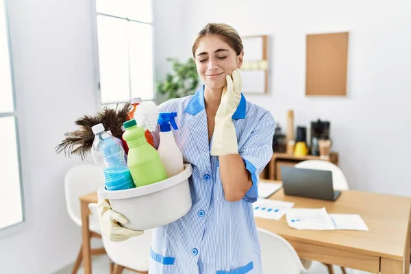 Young Blonde Woman Wearing Cleaner Uniform Holding Cleaning Products Touching — ストック写真