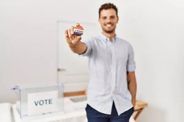 Ung Latinamerikansk Man Ler Säker Innehav Jag Röstade Bricka Val — Stockfoto